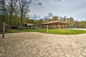 um campo de voleibol com um gazebo em Poconos Vacation Home Walk to Locust Lake! em Pocono Lake