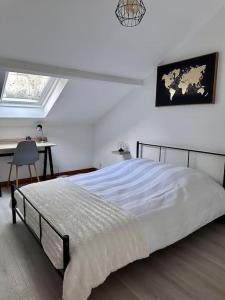 um quarto com uma cama, uma secretária e uma janela em Pont Achard #2-T1bis-Mezzanine -5mnGare- Poitiers em Poitiers