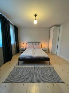 ein Schlafzimmer mit einem Bett auf einem Holzboden in der Unterkunft Milan House in London