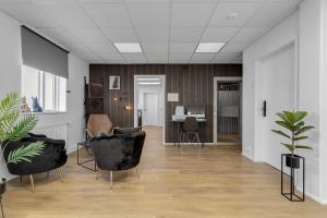 una oficina con sillas y un escritorio en una habitación en Bank Guesthouse by KEF Airport en Keflavík