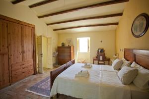 Tempat tidur dalam kamar di Il casale tra le vigne e il mare