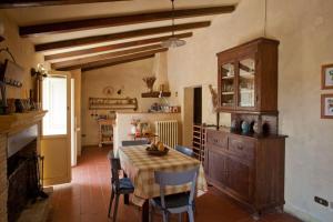 kuchnia ze stołem i krzesłami w pokoju w obiekcie Il casale tra le vigne e il mare w mieście Tollo