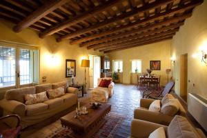 una gran sala de estar con sofás y una mesa. en Il casale tra le vigne e il mare en Tollo