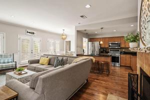 ein Wohnzimmer mit Couch und Küche in der Unterkunft Village Retreat - 100 Mews Circle in King City