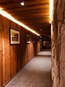 pasillo en un edificio con paredes de madera y techo en AIKEN JARDIN con cochera en San Martín de los Andes