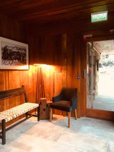 Habitación con silla, banco y ventana en AIKEN JARDIN con cochera en San Martín de los Andes