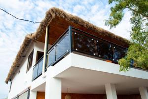 uma casa com telhado de palha em HOTEL SEAHORSE AYANGUE em Ayangue