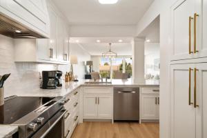 Kuchyň nebo kuchyňský kout v ubytování King and Prince North Unit 378 - Downing St