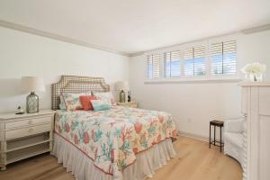 Postel nebo postele na pokoji v ubytování King and Prince North Unit 378 - Downing St + 16 fotografií