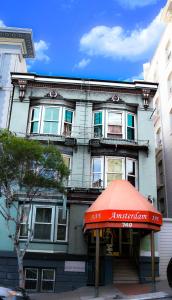 een gebouw met een rode paraplu ervoor bij Amsterdam Hostel in San Francisco