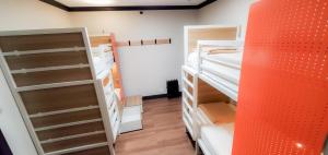 um quarto com 2 beliches e uma escada em Amsterdam Hostel em São Francisco