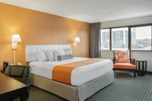 una camera d'albergo con un letto grande e una scrivania di Howard Johnson by Wyndham Lima a Lima