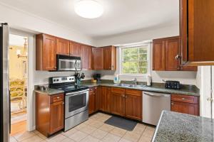 Η κουζίνα ή μικρή κουζίνα στο Lega-Sea 4210 Tenth Street East