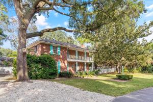 una casa de ladrillo con un árbol delante de ella en Lega-Sea 4210 Tenth Street East, en Saint Simons Island