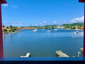 widok na dużą rzekę z łodziami w nim w obiekcie Harbour View Penthouse w mieście Gros Islet