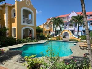 una piscina di fronte ad alcune case di Harbour View Penthouse a Gros Islet