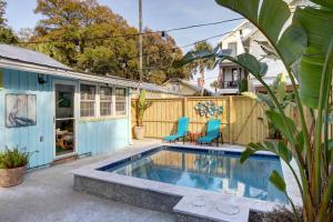 Bazén v ubytování Breeze-On Inn - 4217 Fifth St nebo v jeho okolí