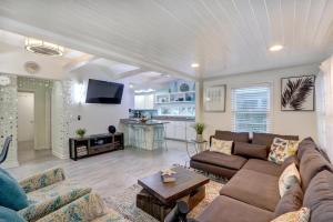 TV a/nebo společenská místnost v ubytování Breeze-On Inn - 4217 Fifth St