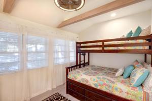 Postel nebo postele na pokoji v ubytování Breeze-On Inn - 4217 Fifth St + 30 fotografií