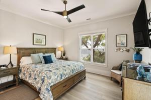 a bedroom with a bed and a window at Viewpoint Oaks - 301 7th Street, Unit 101 in Saint Simons +31 photos