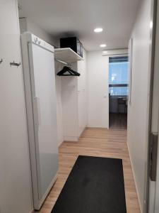 um quarto com uma cozinha com um frigorífico e um tapete preto em Levinlaita em Levi