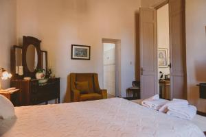 Schlafzimmer mit einem Bett, einer Kommode und einem Spiegel in der Unterkunft Casa de Aitona Bodega Zubizarreta in Carmelo