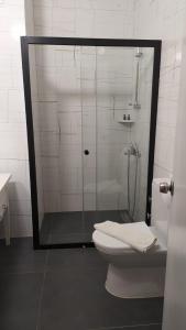 トゥルグトレイスにあるOne More Day Hotelのバスルーム(シャワー、トイレ、洗面台付)
