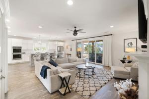 ein Wohnzimmer mit Couch und Küche in der Unterkunft Walk'n on Sunshine - 19 Hendrix Walk in East End