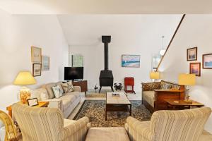 ein Wohnzimmer mit Couch und Kamin in der Unterkunft Crab Haven - 1137 Park Lane in East End