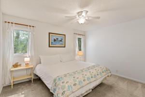 ein Schlafzimmer mit einem Bett und einem Deckenventilator in der Unterkunft Crab Haven - 1137 Park Lane in East End