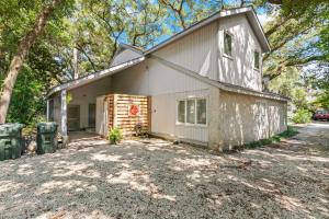 ein weißes Haus mit einer Garage und Bäumen in der Unterkunft Crab Haven - 1137 Park Lane in East End