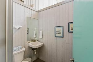 ein Badezimmer mit Waschbecken, Toilette und Spiegel in der Unterkunft Crab Haven - 1137 Park Lane in East End + 19 Fotos