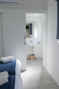 łazienka z umywalką i łóżkiem w pokoju w obiekcie Perto do Mar, Alojamento Local w mieście Gafanha da Boa Hora