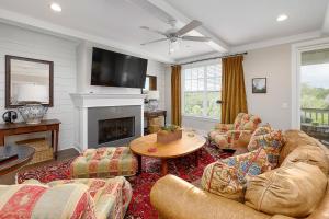 ein Wohnzimmer mit Sofas, einem Tisch und einem Kamin in der Unterkunft The Villas at Gascoigne - 117 Gascoigne Ave, #305 in Saint Simon Mills