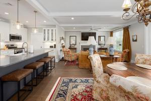 eine Küche und ein Wohnzimmer mit Tisch und Stühlen in der Unterkunft The Villas at Gascoigne - 117 Gascoigne Ave, #305 in Saint Simon Mills
