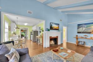 ein Wohnzimmer mit Couch und Kamin in der Unterkunft Happy Cottage - 504 Sea Breeze Dr in Demere Park