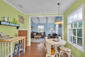 eine Küche und ein Wohnzimmer mit Tisch und Stühlen in der Unterkunft Happy Cottage - 504 Sea Breeze Dr in Demere Park