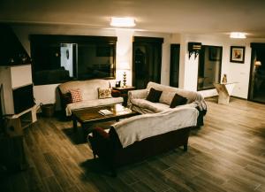 Sala de estar con 2 sofás y mesa en El Aprisco, con piscina climatizada en Hueva-Guadalajara en Hueva