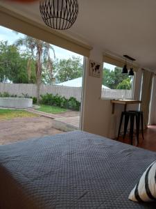 1 dormitorio con cama y ventana grande en Rinconadita en San Pedro