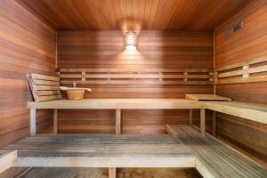 un sauna vide avec des murs en bois et du parquet dans l'établissement Big Island White Sands Village by Coldwell Banker Island Vacations, à Kailua-Kona