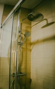 ducha con 2 luces y puerta de cristal en El Aprisco, con piscina climatizada en Hueva-Guadalajara, en Hueva