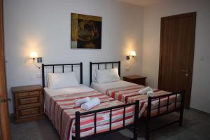 duas camas num quarto de hotel com toalhas em Lovely 3-bedroom apartment in L-Iklin em Iklin