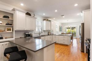 eine Küche mit weißen Schränken und einer Arbeitsplatte in der Unterkunft Beach Chickens - 1019 Mallery Street in Mallory Park