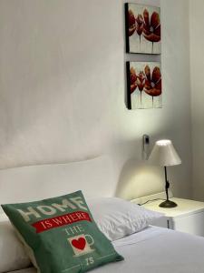 Dormitorio con cama con almohada y lámpara en Departamento El Portal - San Rafael en San Rafael