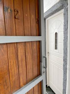 una puerta a un garaje con una puerta blanca en Departamento El Portal - San Rafael en San Rafael
