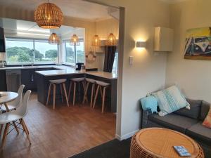 Köök või kööginurk majutusasutuses Stanmore Bay Beachfront Cottage +34 fotot