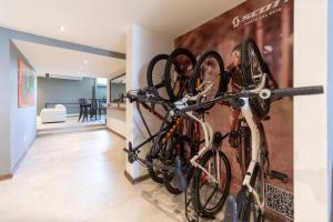 Nobile Hotel Montoya في بونتا دل إستي: مجموعة من الدراجات المعلقة على جدار في غرفة