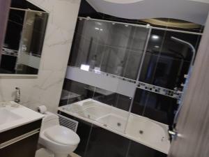 Ένα μπάνιο στο Hotel American Visa Cali