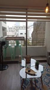 a room with a table and a view of a balcony at Cercano Estadio Nacional y Plaza Ñuñoa in Santiago