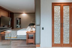 a bedroom with a bed and a table with a lamp at Hotel Park10 in Medellín